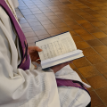 Ein Bild des Evangelisch-Lutherischen Kirchengesangbuches im Gebrauch